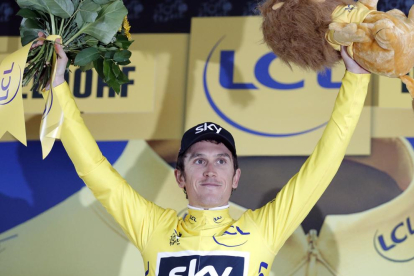 Geraint Thomas se vistió con el maillot amarillo de primer líder del Tour de Francia.