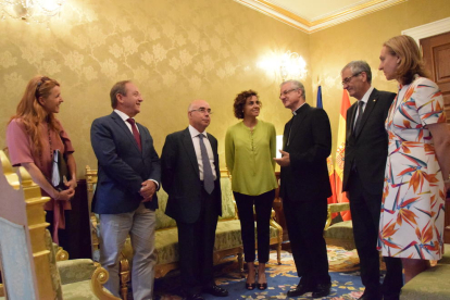 La ministra en su visita a La Seu con el copríncipe de Andorra.