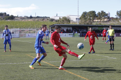 Un jugador de l’Alpicat centra la pilota des de la banda en una de les accions que van tenir lloc ahir en el partit davant del Vilanova.