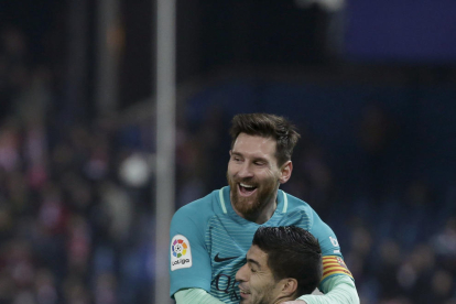 Messi s’abraça amb Luis Suárez després de marcar             el segon gol.
