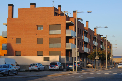 Los Mossos d’Esquadra acudieron ayer al bloque de pisos, tras okuparse otra vivienda.