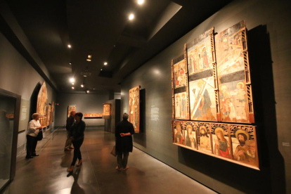 Visitantes el año pasado en una de las salas de arte medieval del Museu de Lleida.