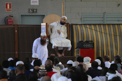 El imán Raichid Tisaid durante el rezo del mediodía de ayer en el Palau de Vidre. 