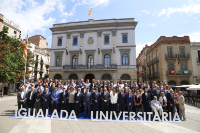 Foto de familia en la plaza del ayuntamiento de Igualada tras la presentación del proyecto, presidida por Carles Puigdemont.