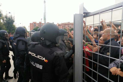 Ciutadans intenten bloquejar el pas dels policies nacionals a l'EOI.