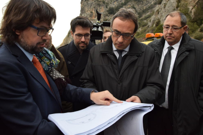 El conseller Rull, ante el proyecto del túnel con el secretario de Movilidad y el alcalde de La Seu.
