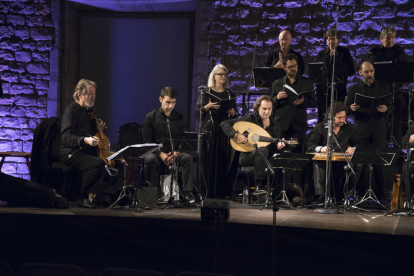 Jordi Savall, a l’esquerra, en el concert dedicat a Ramon Llull.