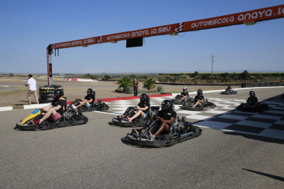 Los jugadores del Actel Lleida durante la carrera de karts ayer en Menàrguens, que ganó Rubín de Celis.