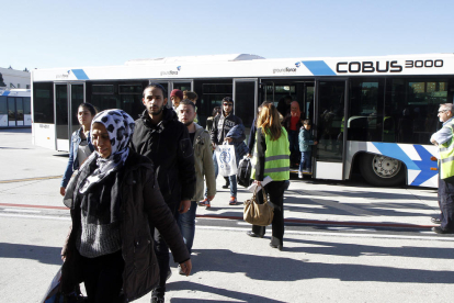 Parte del grupo de refugiados tras aterrizar ayer en el aeropuerto de Barajas, en Madrid.