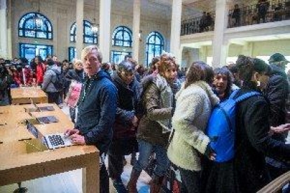 Ocupan una tienda de Apple en París para denunciar la evasión fiscal
