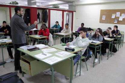 Alumnos del instituto Josep Lladonosa de Lérida realizan las pruebas de evaluación de cuarto de ESO.