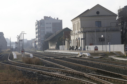 La vías del tren en Balaguer y la estación, que se quiere trasladar 100 metros al sur.