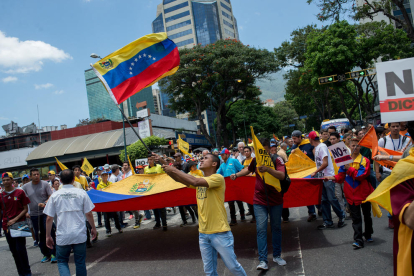 Les autoritats veneçolanes reprimeixen les protestes amb gasos lacrimògens.