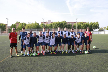 Los jugadores que ayer empezaron a entrenar con el Lleida B, a las órdenes del técnico Ismael Mariani.