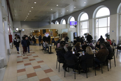 El Hotel Transit, que da tanto a la plaza como al interior de la estación, abrió en 1997.