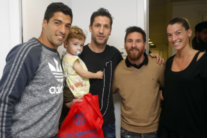 Suárez y Messi coincidieron con el leridano Joan Capdevila, que tiene a su hijo pequeño ingresado.