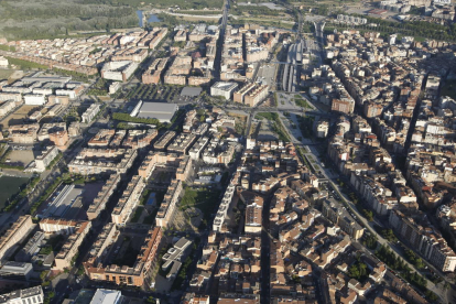 Al centre, el pavelló Barris Nord, i a l’esquerra, després de la rambla, el sector SUR 13.