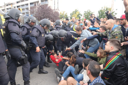 Els antiavalots van entrar per la força a l’EOI. A la imatge, una jove que oferia resistència pacífica, arrossegada sense miraments.