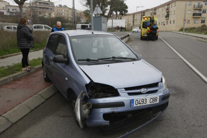 Vista del turismo accidentado ayer en la LL-12 en Albatàrrec. 