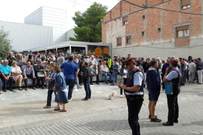 La plaza de la Independència de Les Borges llena de gente. 