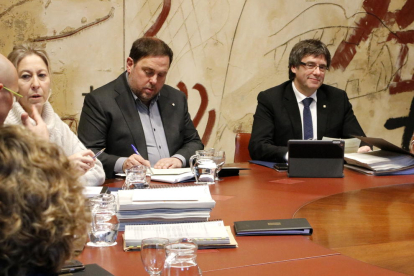 Munté, Junqueras y Puigdemont, ayer durante la primera reunión del Govern este 2017.