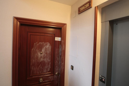 Los Mossos precintaron la puerta del domicilio de la víctima, un tercer piso de un bloque de viviendas.