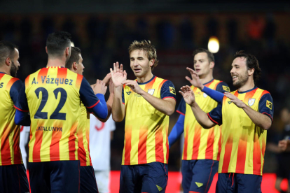 Los jugadores de la selección catalana celebran uno de los tres goles.