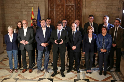 Carles Puigdemont compareció con todo el Govern tras la jornada atípica de votación.