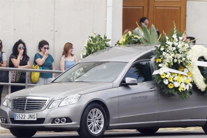 El cotxe fúnebre amb el cos del nen surt del tanatori de la ciutat cap al cementiri.