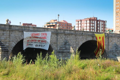 Arran colocó una gran pancarta y una estelada en el madrileño Puente de Segovia.