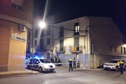 Mossos d'Esquadra ahir a la nit a l'habitatge del carrer Major de Bellvís en el qual va tenir lloc el crim
