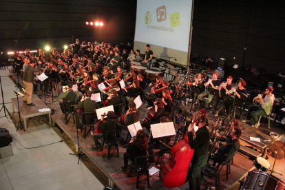 La orquesta sinfónica de L’Intèrpret, dirigida por Alfons Pérez, ayer en el plató principal del Magical.