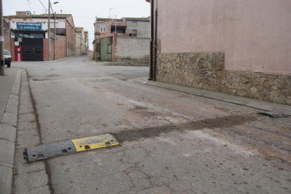 Vista de los restos que quedaron ayer de la banda rugosa destrozada en la calle Sucrera de Térmens. 