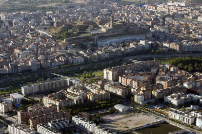Vista aèria de part de la ciutat de Lleida, amb la Seu Vella al fons.