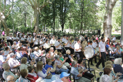 Los Camps Elisis se llenaron de público para acoger a cerca de 600 músicos de bandas.