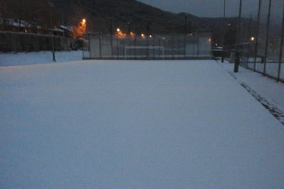 El camp de futbol de la Seu, ahir cobert per la neu.