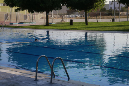 Imagen de ayer de las piscinas municipales de Torrefarrera, donde habrían robado los detenidos. 