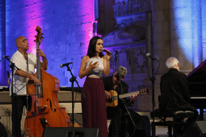 Andrea Motis, acompanyada pel Juan Chamorro Quartet, va posar la Seu Vella a ritme de jazz.
