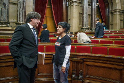 Carles Puigdemont y Anna Gabriel conversan en la sala de plenos del Parlament.