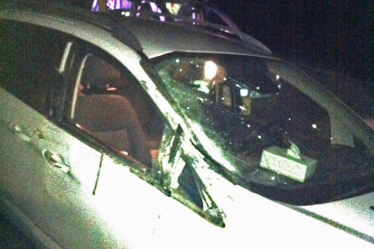 Una roca impactó en el parabrisas del vehículo el pasado miércoles. 