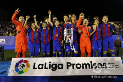 Equipo de la cantera del Barcelona que el pasado jueves ganó la Liga Promises.