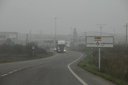La niebla, presente ayer en numerosas carreteras de Lleida.