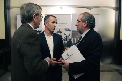 Joan Reñé y Miquel Serra conversaban ayer antes del pleno de la Diputación.