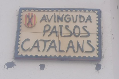 La nueva placa en la avenida de Ivars de Noguera.