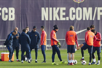 Luis Enrique, amb gorra i ulleres fosques, ahir durant la sessió d’entrenament del Barcelona.