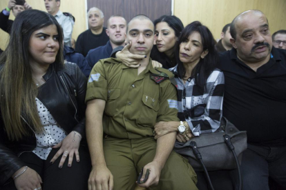 El soldado israelí Elor Azaria espera junto a su familia a la lectura de la sentencia.