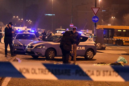 Policies italians investiguen al costat del cos d’Amri després del tiroteig a Milà que va acabar amb ell.