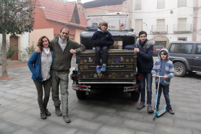 Candelaria y Herman, con tres de sus hijos, ayer, con su coche durante su visita en Castelló de Farfanya.