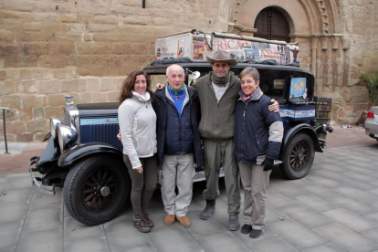 Candelaria y Herman, con tres de sus hijos, ayer, con su coche durante su visita en Castelló de Farfanya.