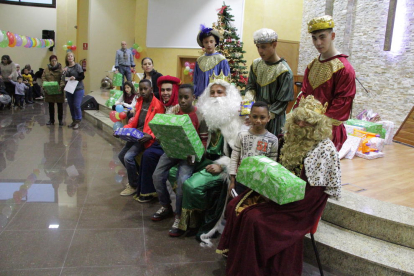 El Camarlenc recibió ayer a los niños y niñas en el Palau de la Paeria tras acabar la recogida de cartas para los Reyes por los barrios. 